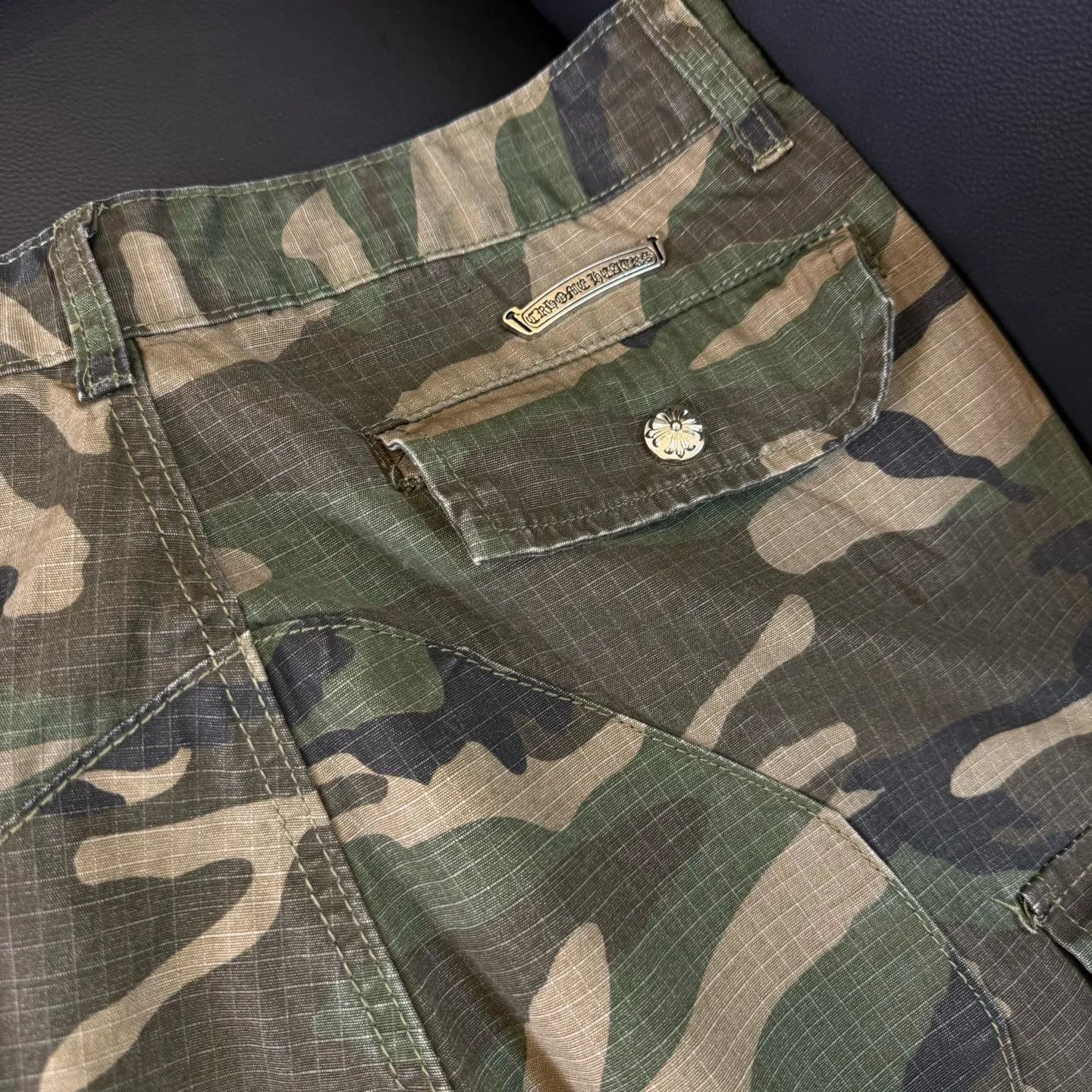 P280 Style number: D312 Chrome Hearts Chrome Hearts camouflage work jeans Color #Camouflage Size #S-Xxl (28 30 32 34 36) 28 Waist 74 Hip 102 Length 101 30 Waist 78 Hip 106 Length 102 32 Waist 82 Hip 110 Length 103 34 Waist 86 Hips 114 Pants length 104 36 Waist 90 Hips 118 Pants length 106 SIZE#28 30 32 34 36 (s m l xl xxl)